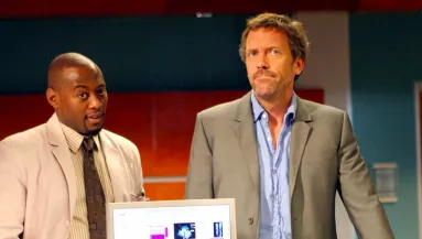 Sokkoló ábrázattal járja az utcát a megőszült Dr. House - 64 éves lesz idén - Fotók