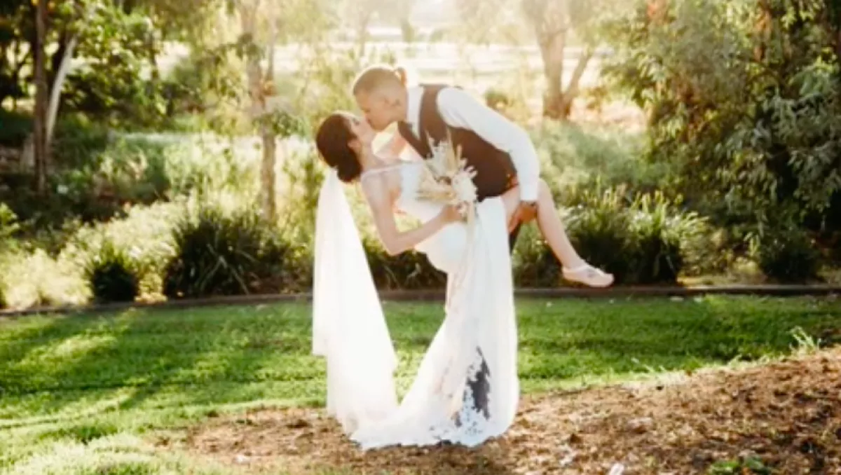 Miután meghalt a kislányuk, hátborzongató dolgot szúrt ki a pár az esküvői fotóján - Videó