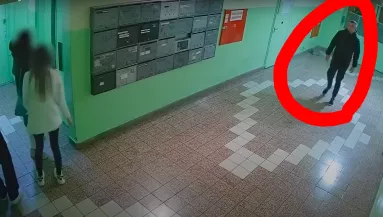 Négy lányhoz akart beszállni a liftbe ez a férfi, amit ezután tett, amiatt most hajtóvadászat indult utána - Videó