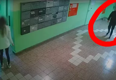 Négy lányhoz akart beszállni a liftbe ez a férfi, amit ezután tett, amiatt most hajtóvadászat indult utána - Videó