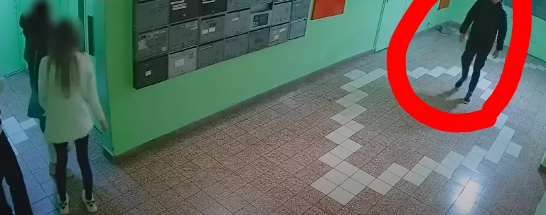 Négy lányhoz akart beszállni a liftbe ez a férfi, amit ezután tett, amiatt most hajtóvadászat indult utána - Videó