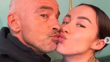 Babapocakjával, bikiniben provokál Eros Ramazotti lánya - Fotók
