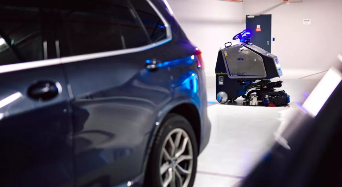 Űrtechnika: 7 nyelven beszélő robotok lepték el a budapesti irodaházat