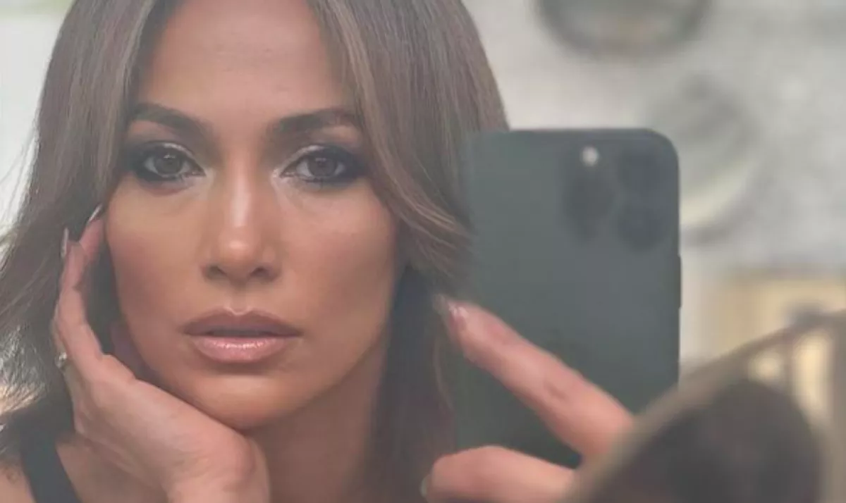 Leesett a filter J-Lo arcáról, amikor élőzés közben megmozdult - Így reagált a világ - Videó