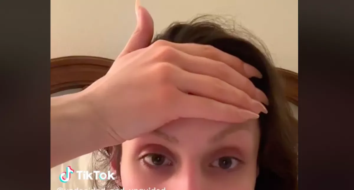 Azt hitte a lány, a pattanását nyomta ki, aztán rájött élete hibájára - Videó