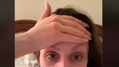 Azt hitte a lány, a pattanását nyomta ki, aztán rájött élete hibájára - Videó