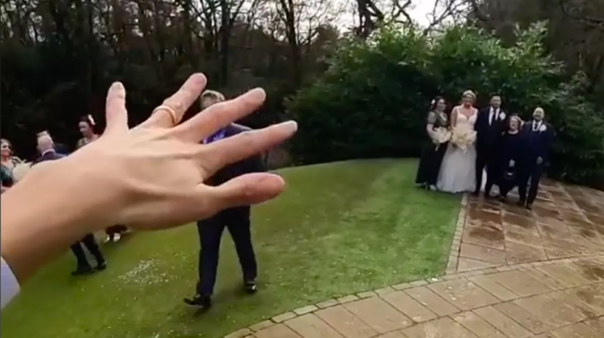 Elküldte a képről a menyasszony húgának pasiját az esküvői fotós, zseniális, hogy miért - Videó