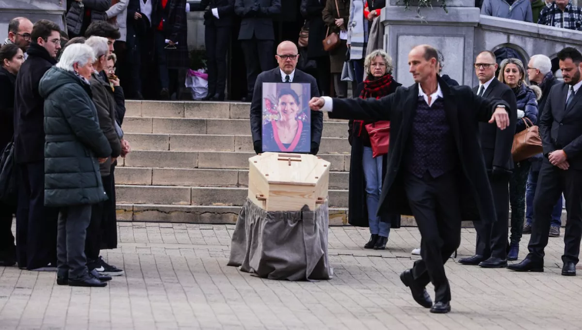 Vírusként terjed a szívszorító felvétel: ezért táncolt a leszúrt tanárnő férje a koporsója mellett - Videó