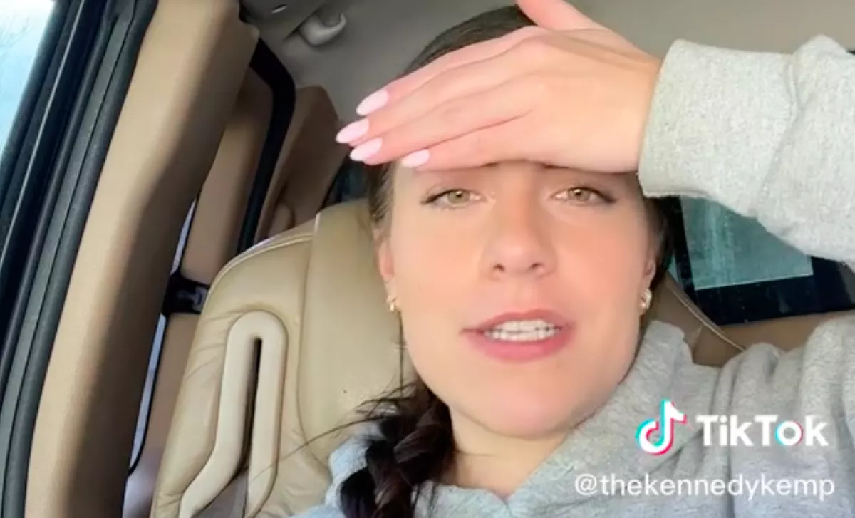 Csak a szemöldökét akarta lamináltatni, azóta azt mondja: úgy néz ki mint a Grincs - Videó