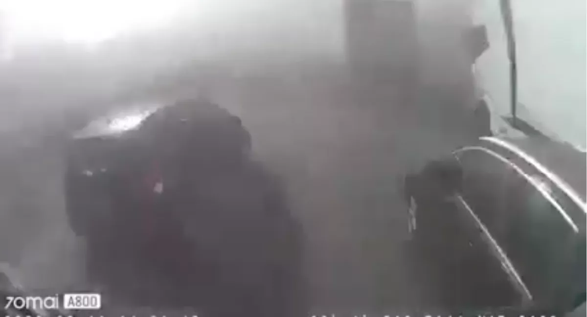 Brutális videó: kamionsofőr fedélzeti kamerája rögzítette a tömegszerencsétlenséget - Videó