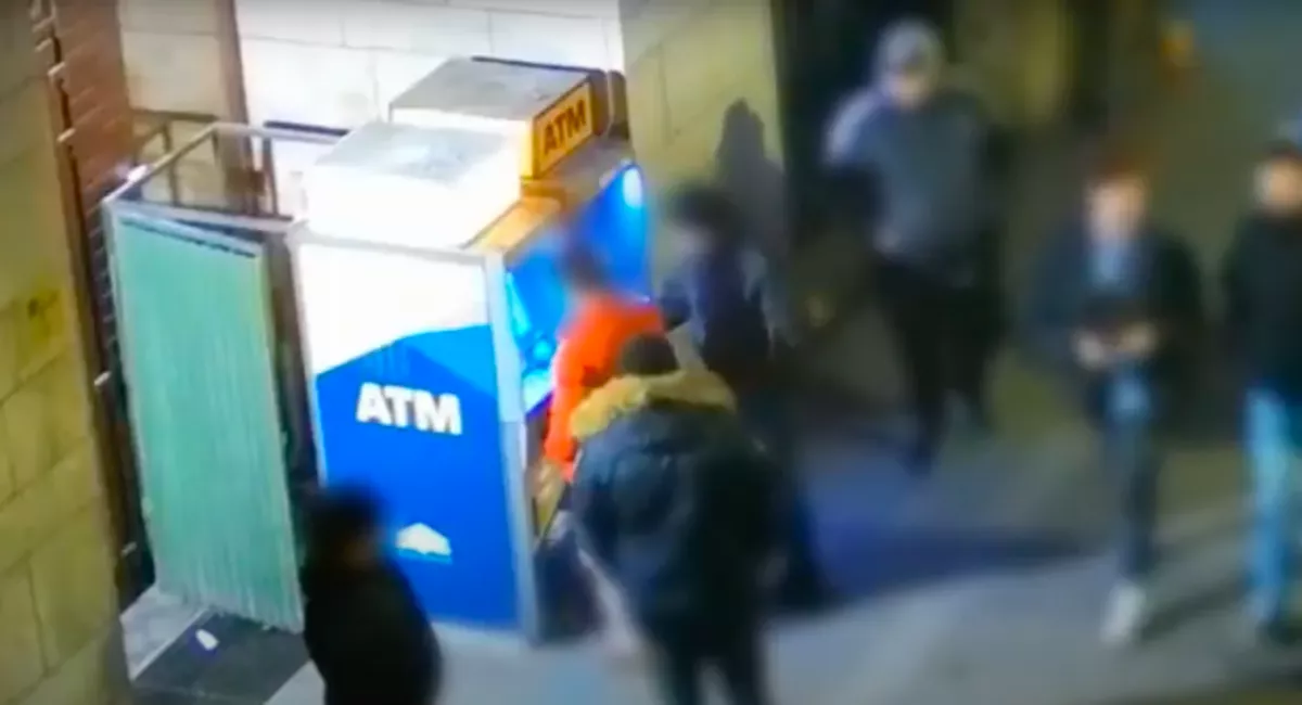 Nyilvános a felvétel: így verték át Róberték a turistát a bankautomatásnál - Videó