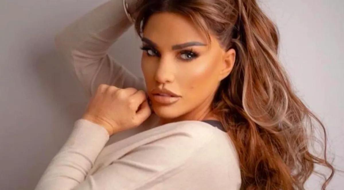 "Totál meghibbant?" - Csipke tangát tetováltatott magára a botrányos életű sztáranyuka - Fotók