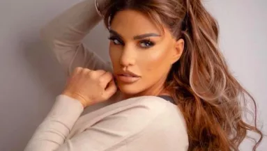 "Totál meghibbant?" - Csipke tangát tetováltatott magára a botrányos életű sztáranyuka - Fotók