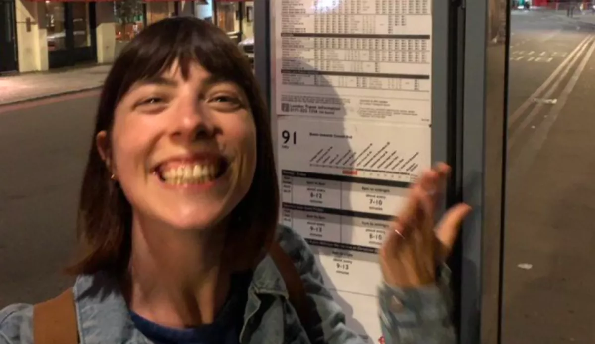 Furcsa változást vett észre a busz menetrendjén a lány, az ok több mint romantikus - Fotók