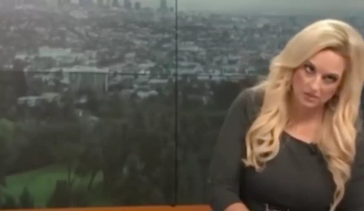 Sokkoló pillanat: magatehetetlenül esett össze élő adásban a csinos időjárás-jelentő - Videó