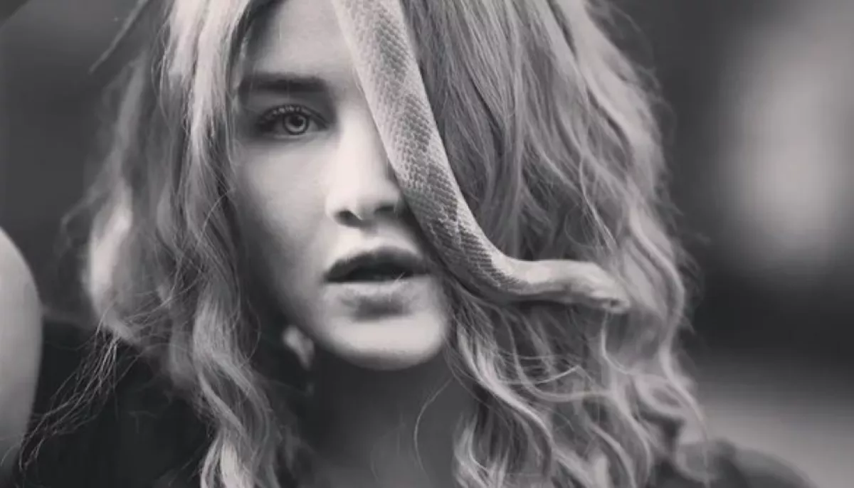 Összeomlott a Miss Universe: 25 éves vőlegényét egy kocsiban találták holtan - Fotók