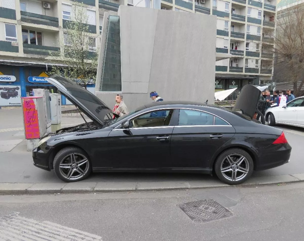 Emberi hamvak is voltak a Mercedesben egy nappal azok után, hogy ellopták - Fotók