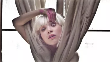 Aktfotó került a netre: 20 éves már a Sia klipjében táncoló kislány - Fotók