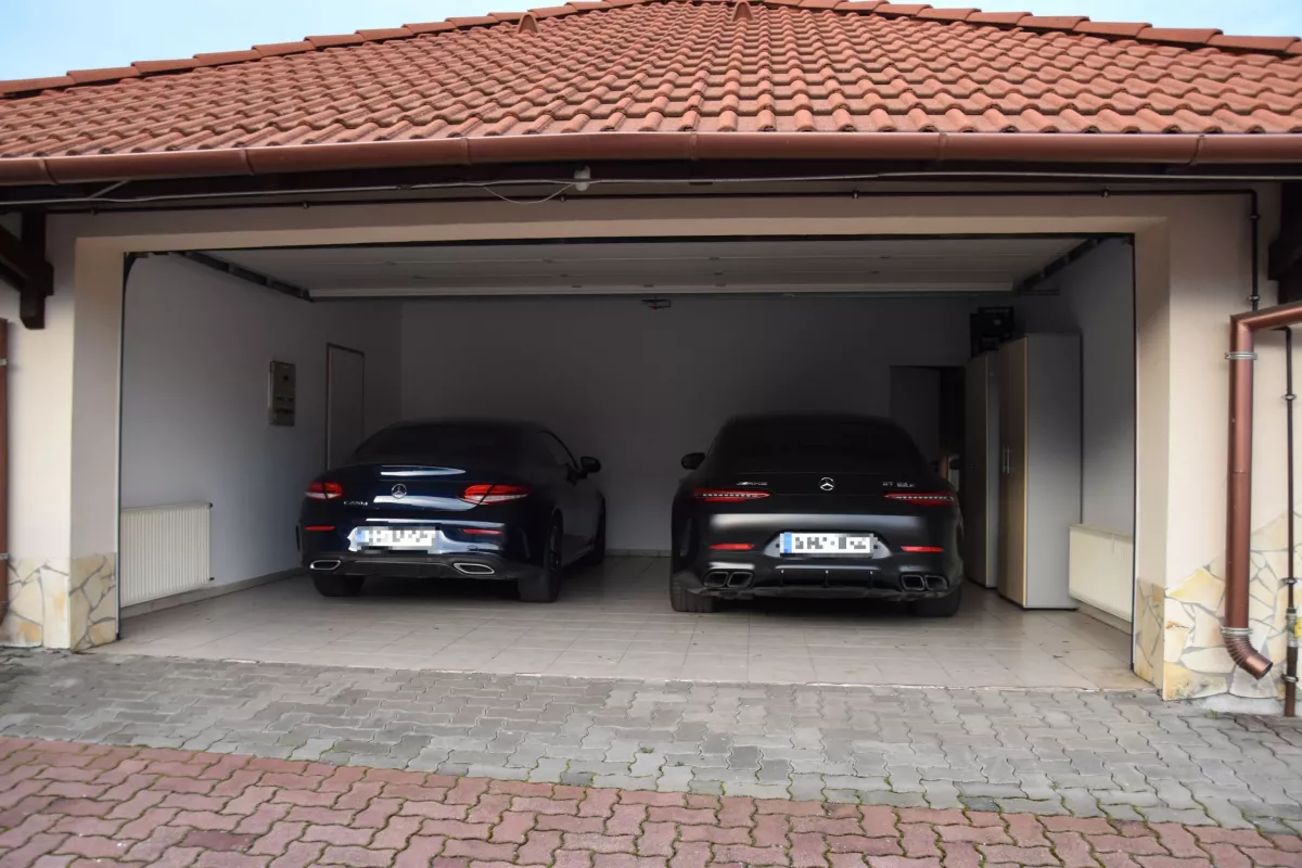 Apa-fia rendőrkézen: 120 millió értékben autókat, 300 millió értékben ingatlanokat foglaltak le - Fotók