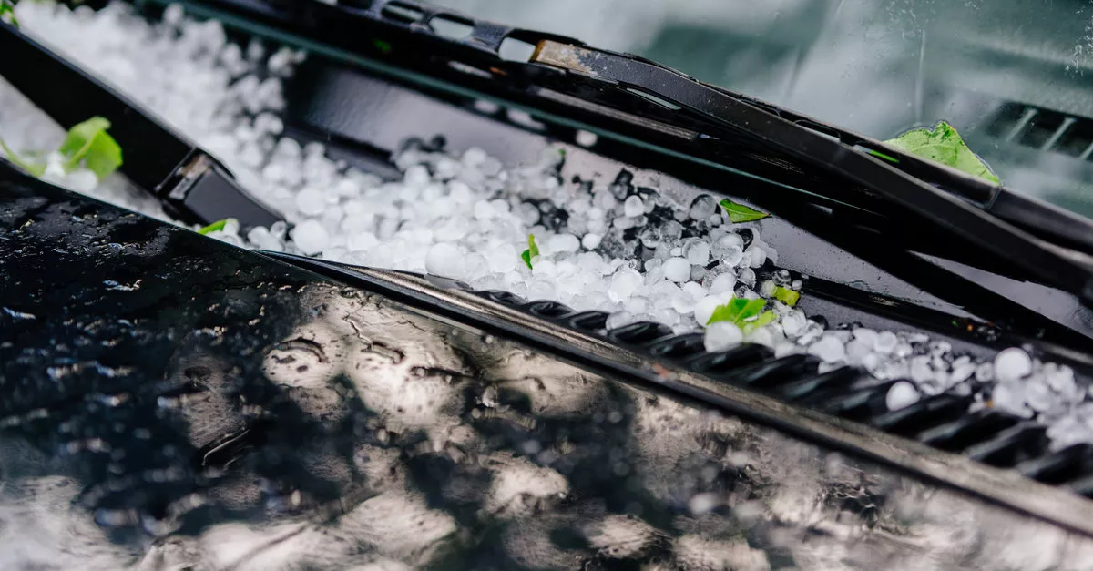 Riasztás 7 vármegyére: záporok, zivatarok, de akár jég is eshet