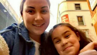 Áradt a bűz a 7 éves kislány kedvenc szoknyájából, sokkot kapott az anyja is, amikor kiderült az oka - Fotók