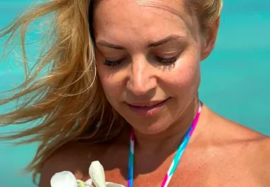 Megdöbbentő vallomás: ezért szakított a magyar énekesnő a fiatalabb kedvesével