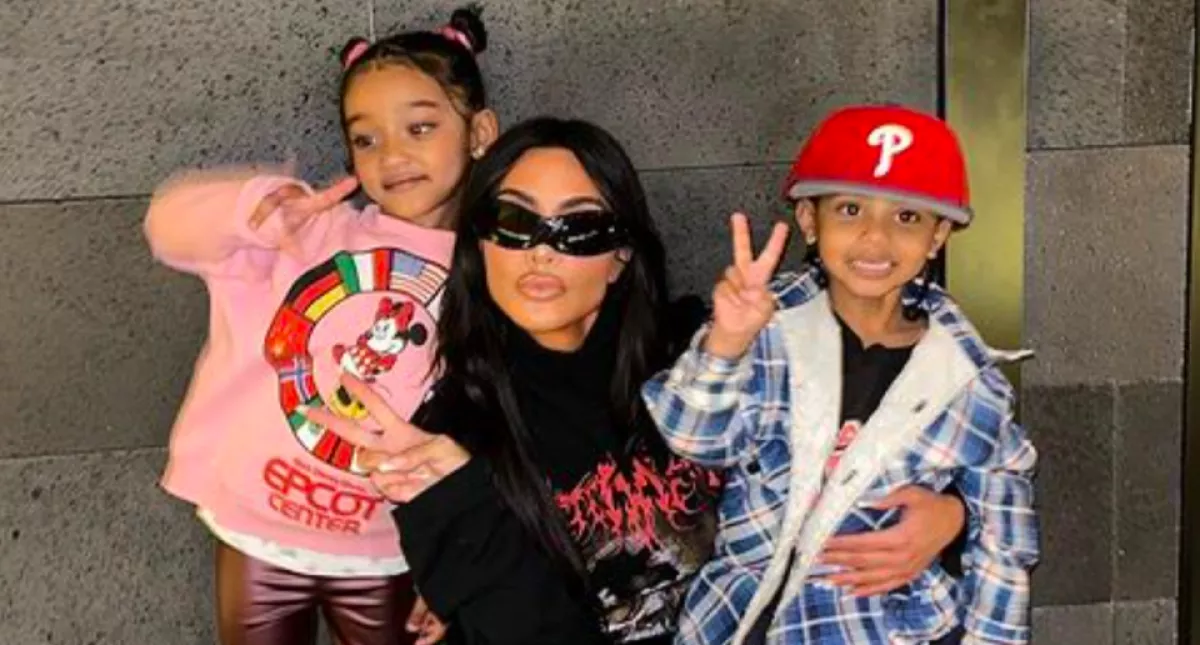 800 ezres táskát villantott a nyaralásán Kim Kardashian 9 éves lánya - Fotó