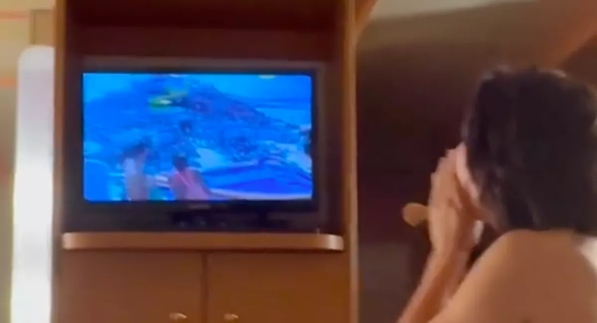 Meglátta a lány a luxushajó belső tévécsatornáján, mit csinál a párja, és azonnal kidobta - Videó