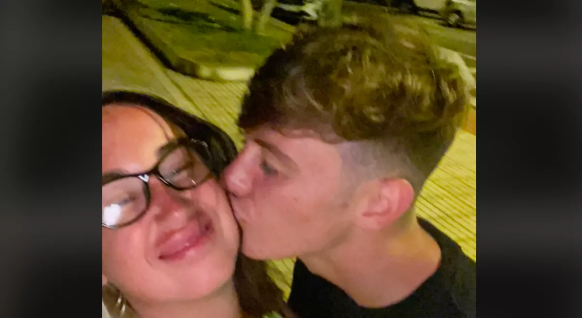 Teherbe esett a nyaralásán egy 19 éves fiútól a tiktoker, most a neten keresi - Videó