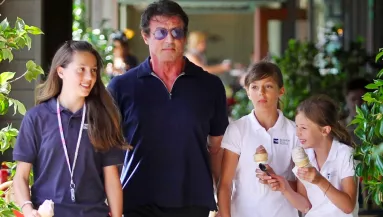 Bikinis bombanők lettek Sylvester Stallone lányai, de az anyjuk se kutya - Fotók