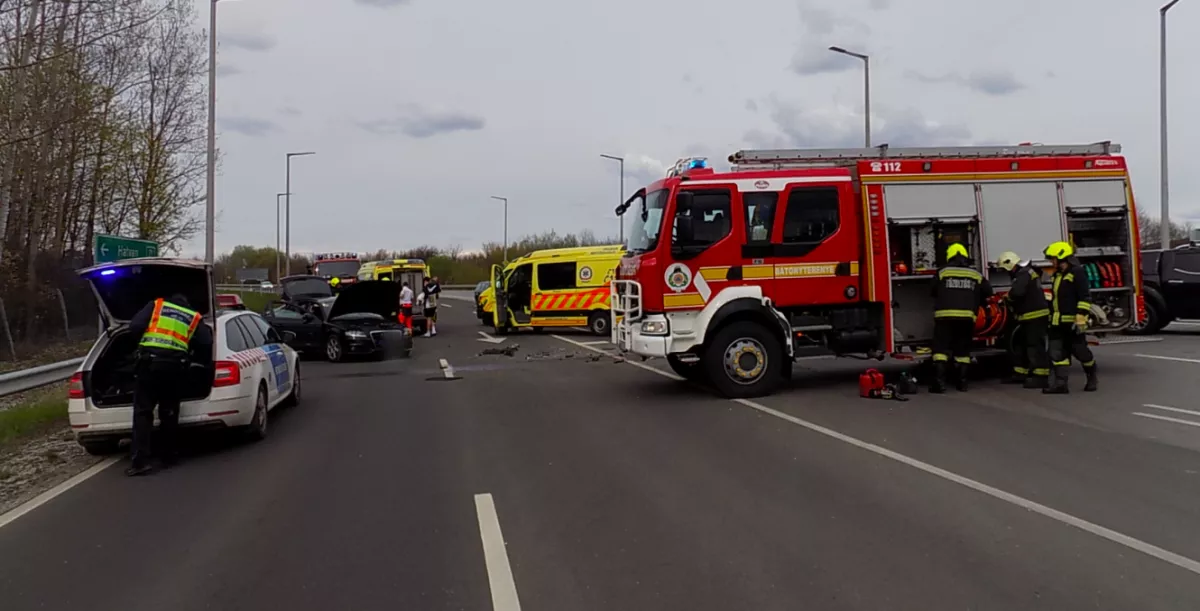 Drámai képek a 21-esről: többen is megsérültek, ketten az autóba szorultak