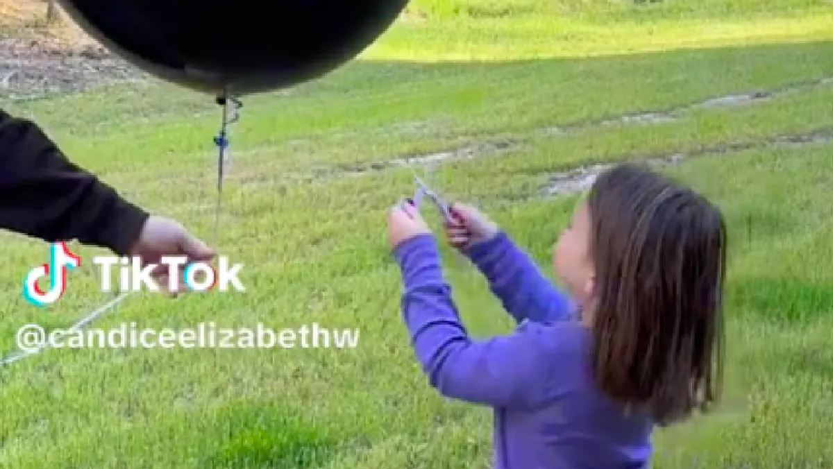 Egy lufi kidurrantásával tudta volna meg a 4 éves kislány testvére nemét, de tragikus véget ért a buli - Videó