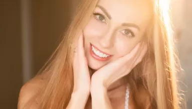 Meztelen képek kerültek a netre az ukrán Aranyhajról - 32 éve nem vágatta le a haját - Fotók