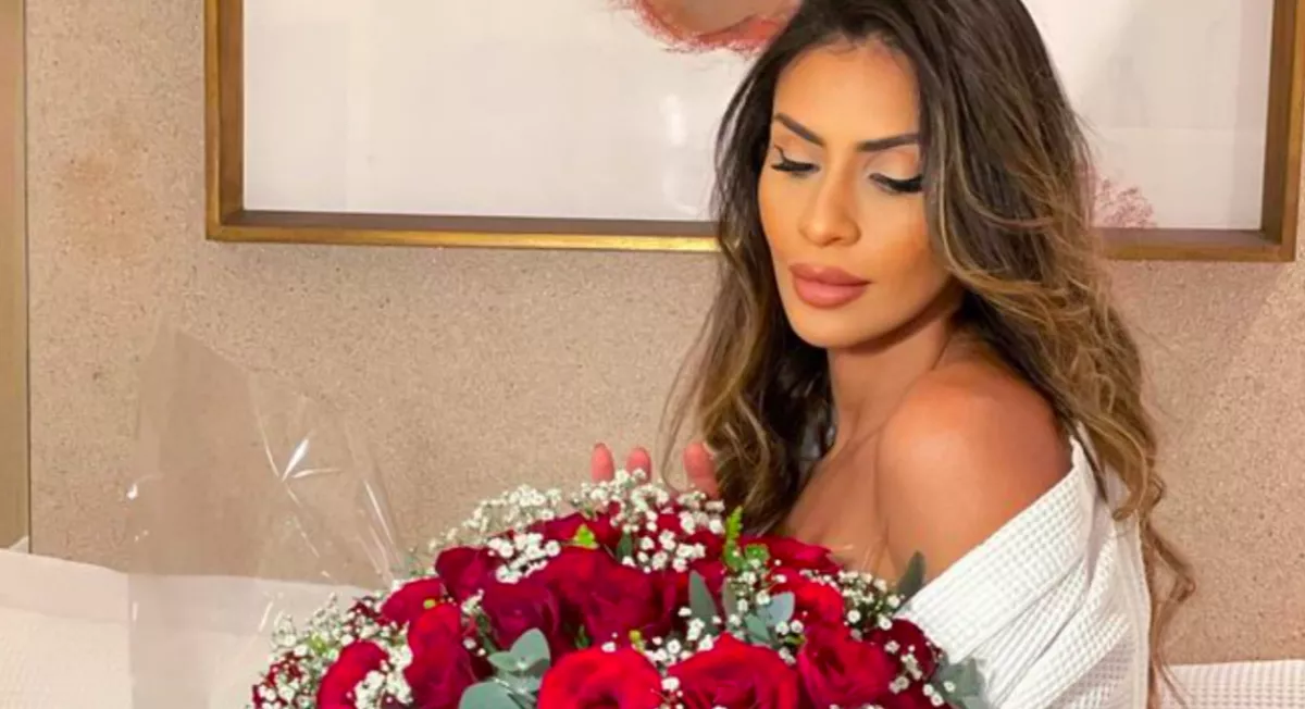 82 éves párja miatt szedik szét a 32 éves influenszert - Élő videóban reagált - Fotók