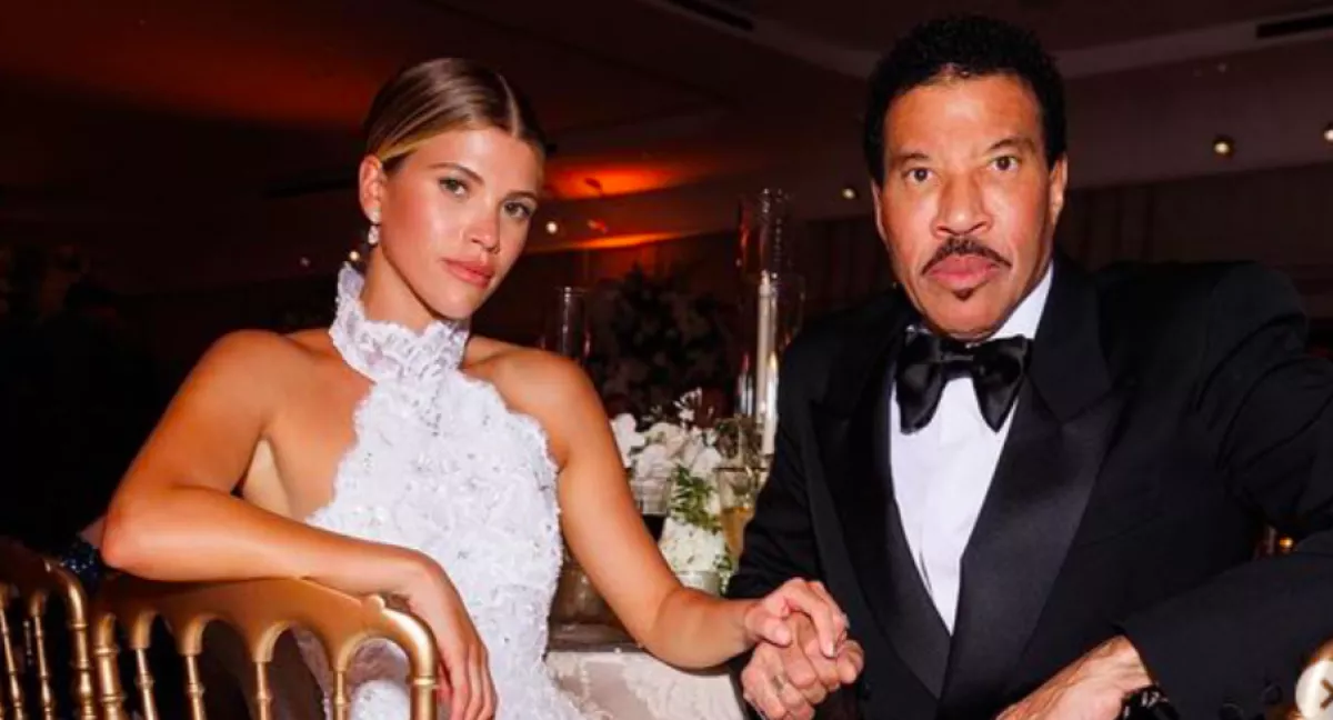 Lionel Richie lányának három Chanel esküvői ruhája felrobbantja a netet - Fotók