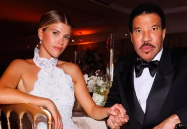 Lionel Richie lányának három Chanel esküvői ruhája felrobbantja a netet - Fotók