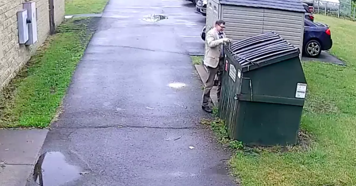 Kinyitotta az iskolaigazgató a kukát május 1-én, majd az életéért kezdett menekülni - Videó