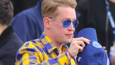 Sokan kiakadtak: sokkoló frizurát vágatott Macaulay Culkin a kétéves fiának - Fotók
