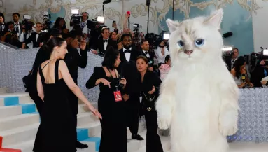 Met-gála: Kim 50 ezer gyöngyben, Rihanna rózsacsokorként jelent meg - Fotók