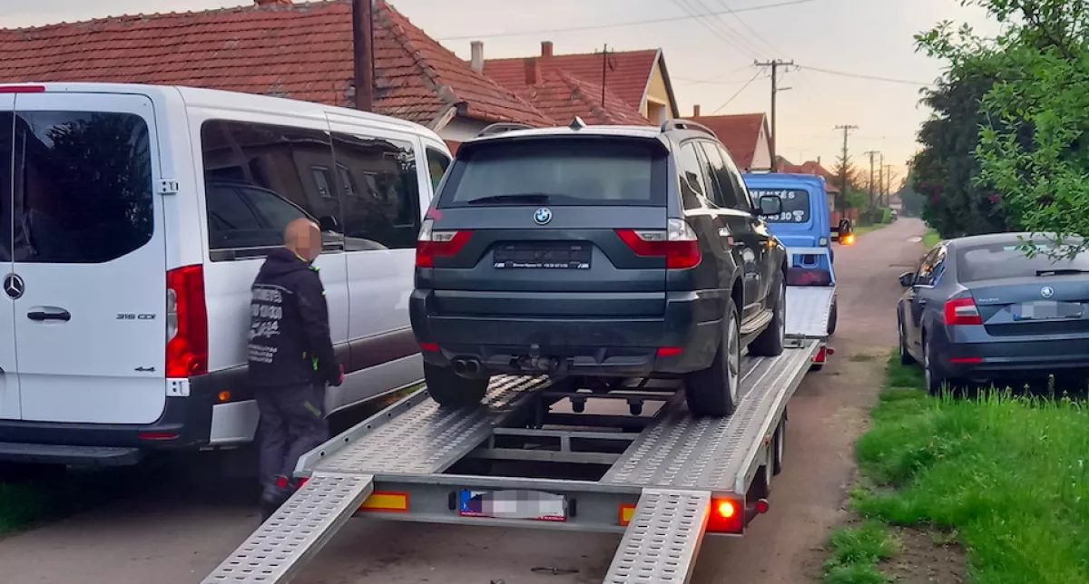 Csaba háza előtt luxusterepjáró állt, vele együtt azt is vitték a zsaruk - Fotók