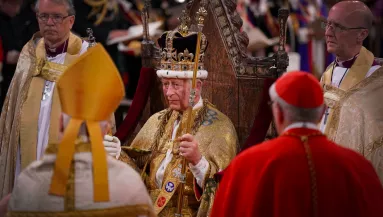 Döbbenetes felvétel: megjelent a Kaszás Károly király koronázásán - Videó