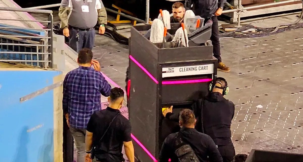 Megőrült? Ebben a takarítókocsiban egy világsztárt tolnak a színpadra - Fotók