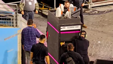 Megőrült? Ebben a takarítókocsiban egy világsztárt tolnak a színpadra - Fotók