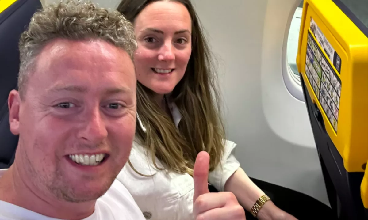 Nem ülhettek az ablakhoz a repülőn a nászutasok: a Ryanair válaszán milliók pusztulnak - Fotó