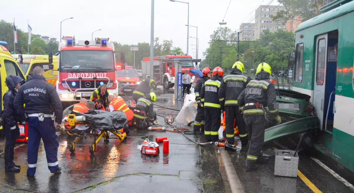 Horrorbaleset Zuglóban: drámai képek a neten - egy ember szörnyethalt - Fotók