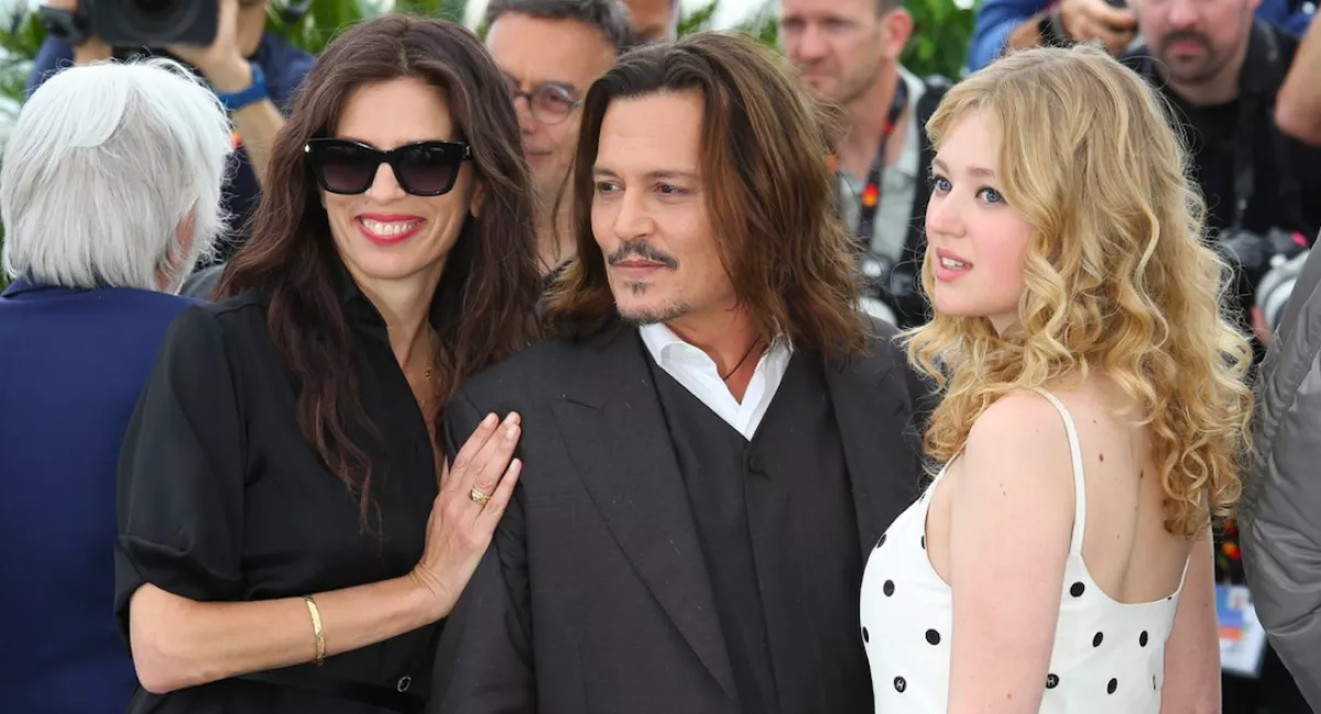 Johnny Depp rothadó fogai lopják el a showt Cannes-ban - Fotók