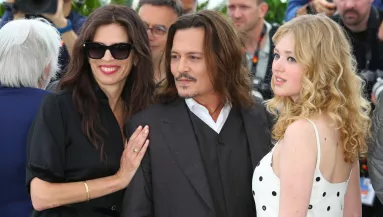 Johnny Depp rothadó fogai lopják el a showt Cannes-ban - Fotók