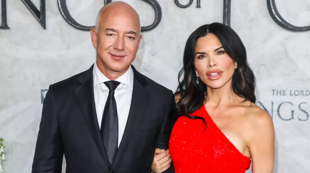 Bikiniben pucsítva, a 174 milliárdos jachtjukon fotózták le Amazon-milliárdos nejét - Fotók