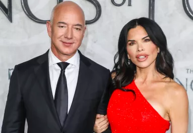 Bikiniben pucsítva, a 174 milliárdos jachtjukon fotózták le Amazon-milliárdos nejét - Fotók