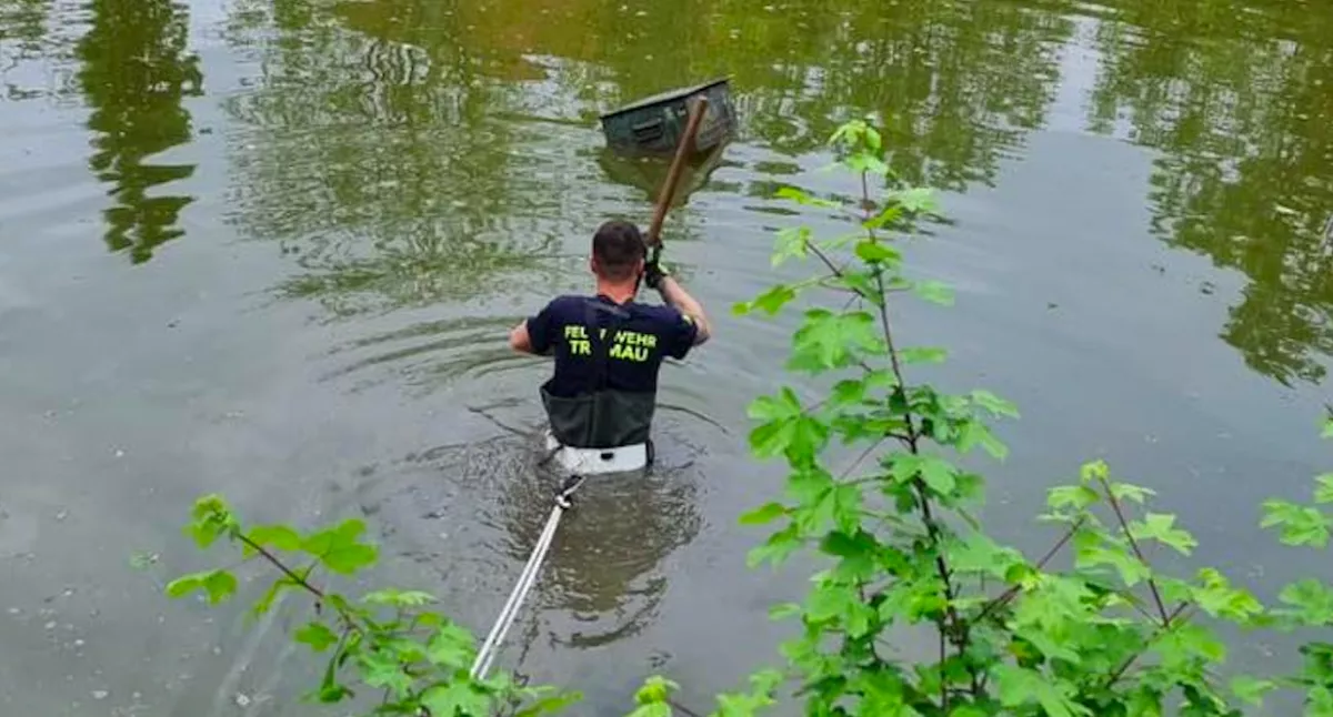 Egy széfet találtak a tóban a tűzoltók: hátborzongató, mi volt benne - Fotók